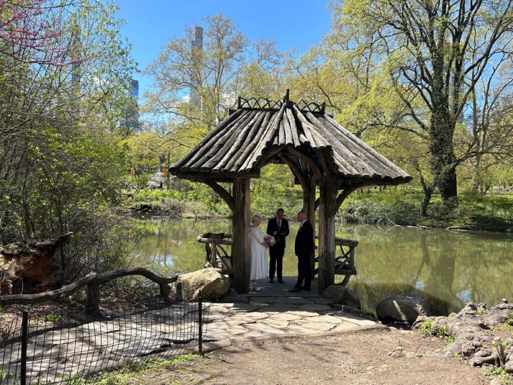 Couple de mariés sur le Brooklyn Bridge à New York
